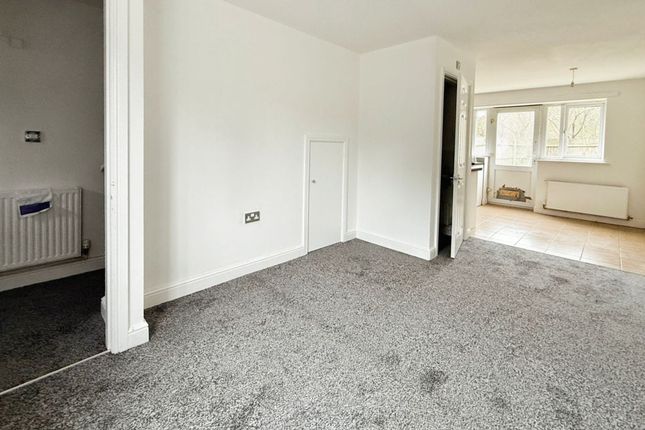 5 Lodge Court, Telford photo 2