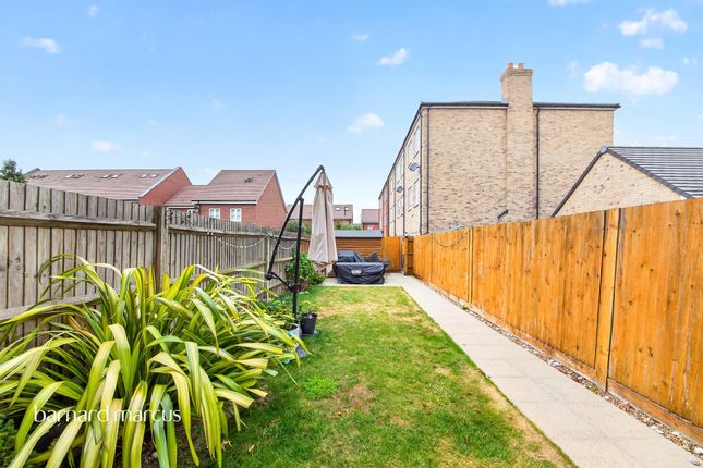21, Lovegrove Way, London photo 4