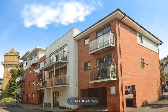 Flat, Highfield Close, London photo 2