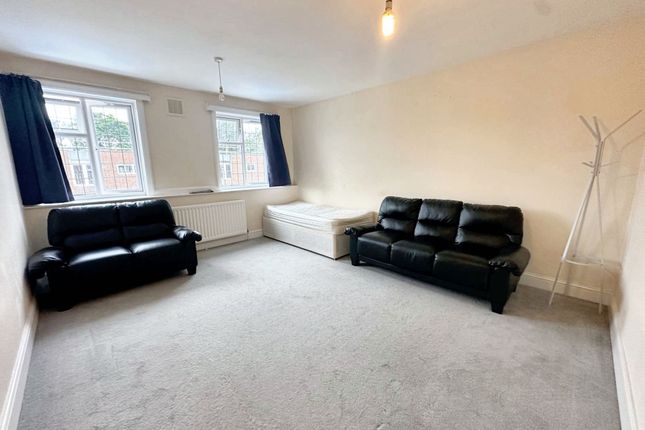 Thumbnail Flat to rent in Amy Road, Oxted