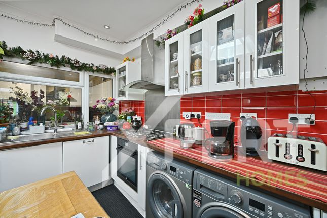74, Clare Crescent, Leatherhead photo 4