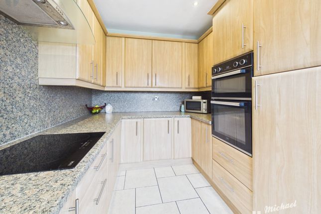 94 Mandeville Road, Aylesbury photo 2