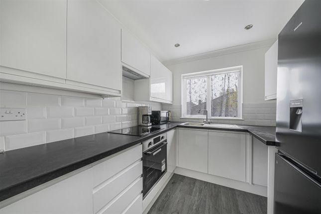 18, Fernheath Way, Dartford photo 4