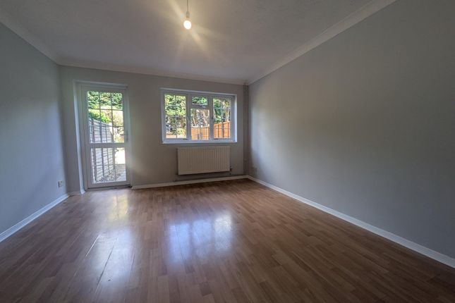 14, Nash Gardens, Redhill photo 4