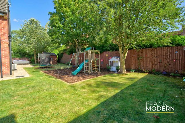 3 Highbury Gardens, Bourne photo 4