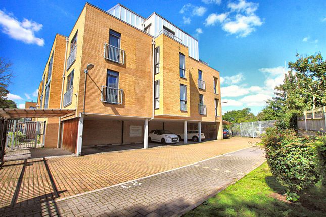 Flat for sale in Tentelow Lane, Norwood Green/ Southall