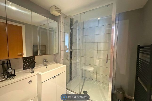 Flat, Woodside Court Broadgate Lane, Leeds photo 3