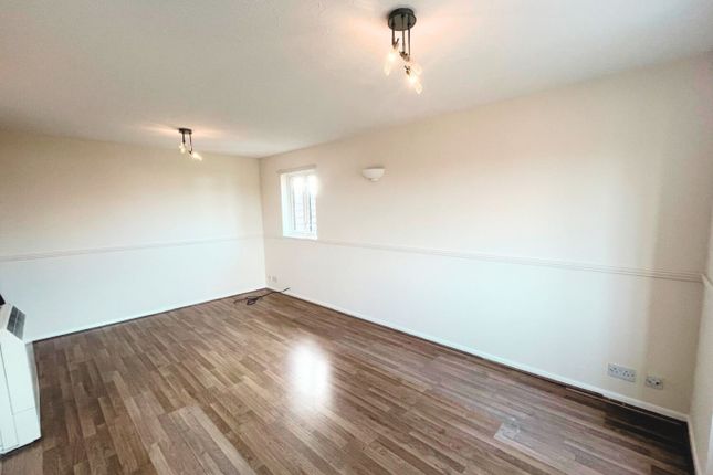 41, Brimfield Road, Purfleet photo 4