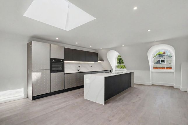 Apt 4 32 Green Lane, Cobham, Cobham photo 3
