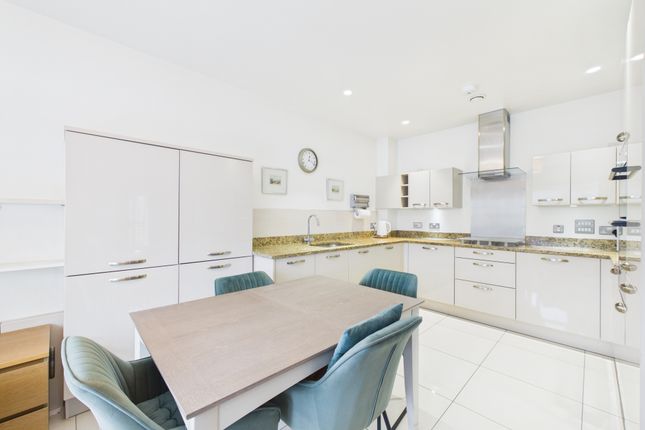 8 Martlet House, Horsham photo 3