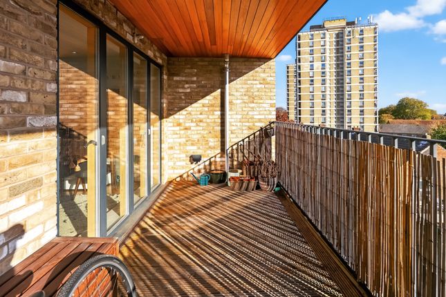 Flat 5, 3 Queens Road West, London photo 4