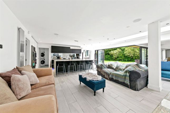 49, Longford Close, Hampton Hill photo 3