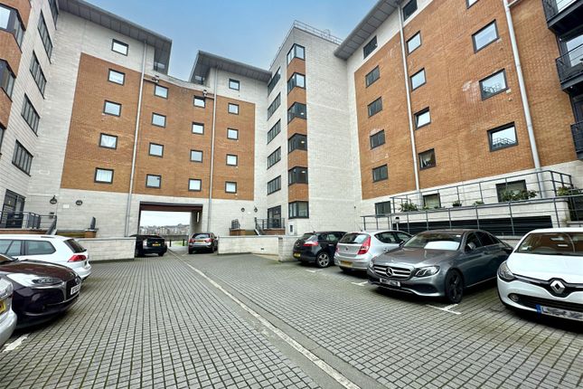 Flat to rent in Lowestoft Mews, London