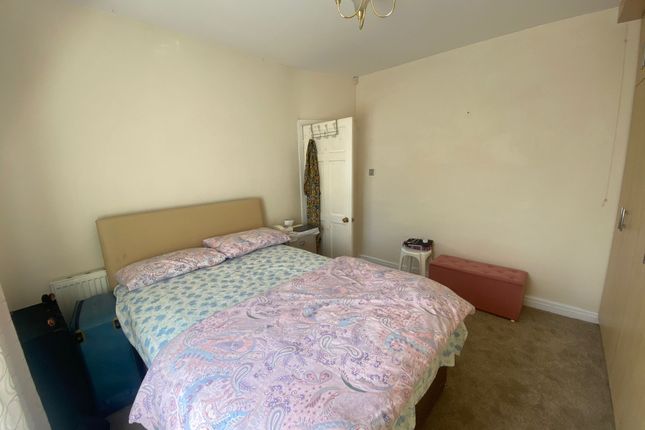 Manton Avenue, Hanwell photo 3
