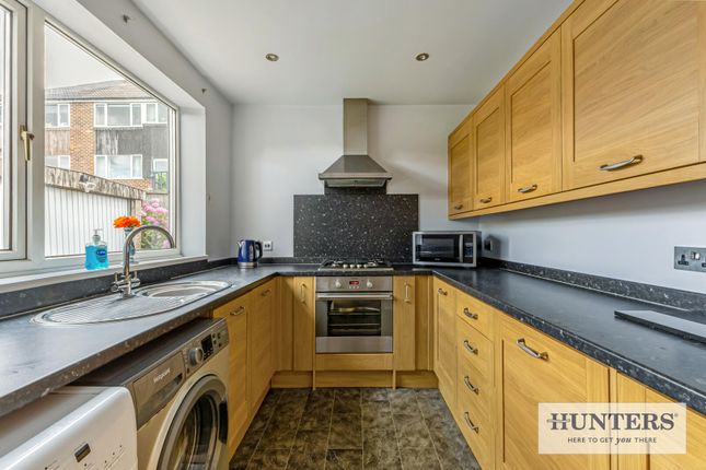 4, Whitestone Crescent, Leeds photo 4