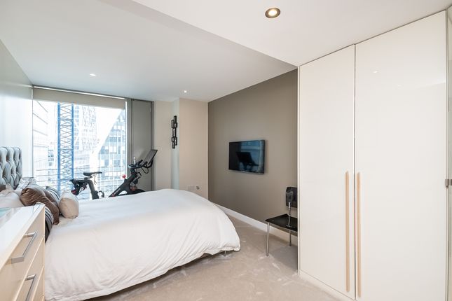 Flat 904, Landmark West Tower, 22, Marsh Wall, London photo 3
