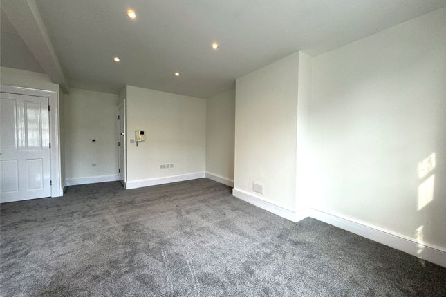 Flat 5, 20-26, South Street, Surrey photo 2