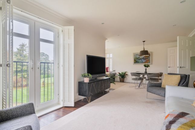 15, Beacon Crescent, Surrey photo 3