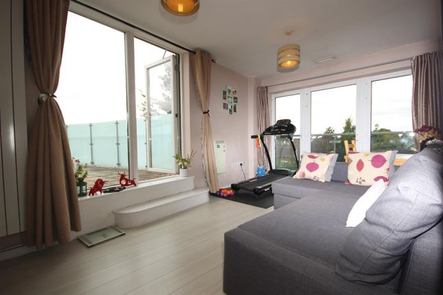 Flat to rent in Bansteat Court, Westway, East Acton