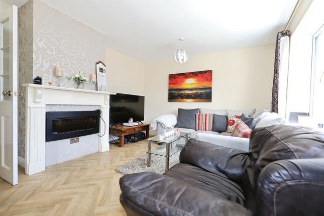 79, Broom Crescent, Kidderminster photo 2