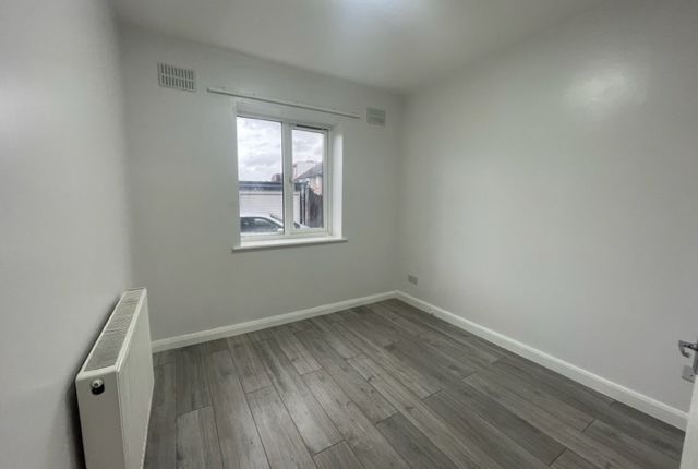 14, Montrose Court, London photo 5