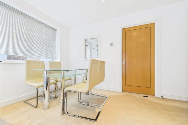 Flat 15, Settlers Court, Newport Avenue, London photo 3