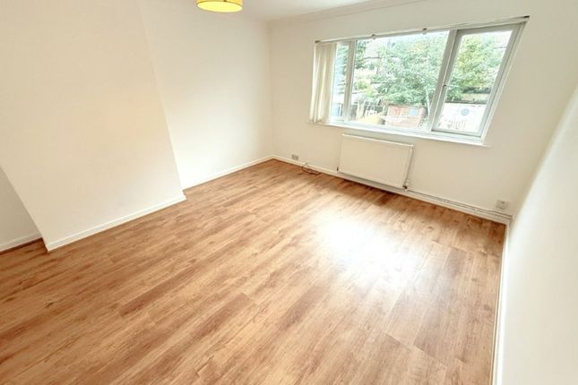 23 Holmbridge Gardens, Enfield photo 3