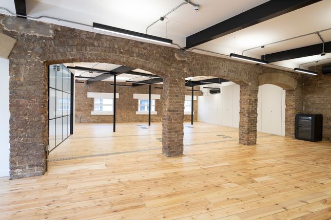 Office to let in Commercial Street, London