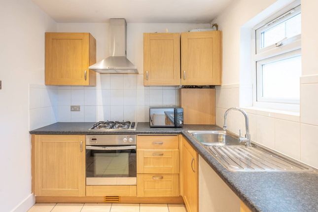 Flat for sale in Victoria Road, Hendon, London