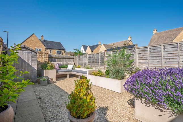 6 Heron Close, Cheltenham photo 2
