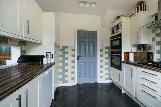 134, Preston Lane, Tadworth photo 3
