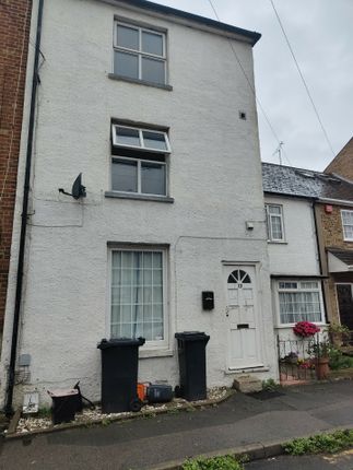 Thumbnail Flat to rent in East Terrace, Gravesend