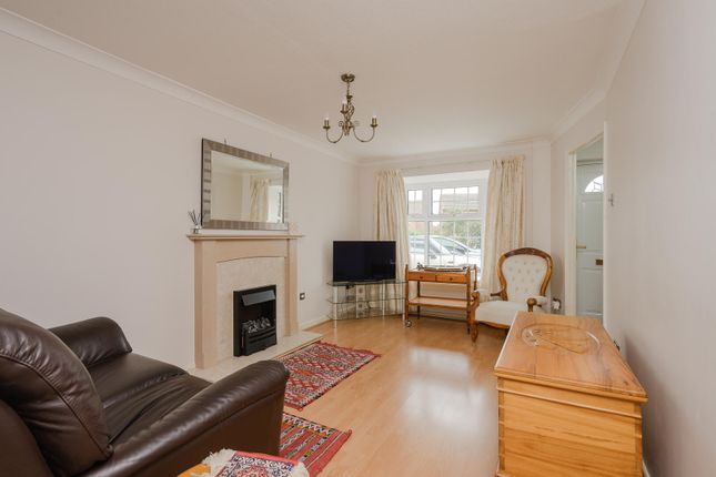 34, Spicer Close, Walton-On-Thames photo 4