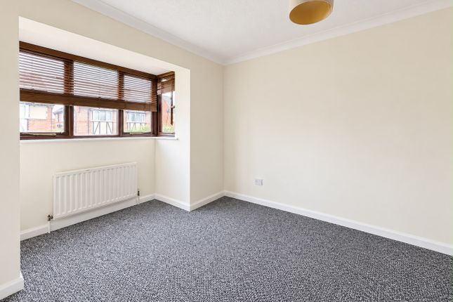 16 Columbine Close, Bedford photo 5