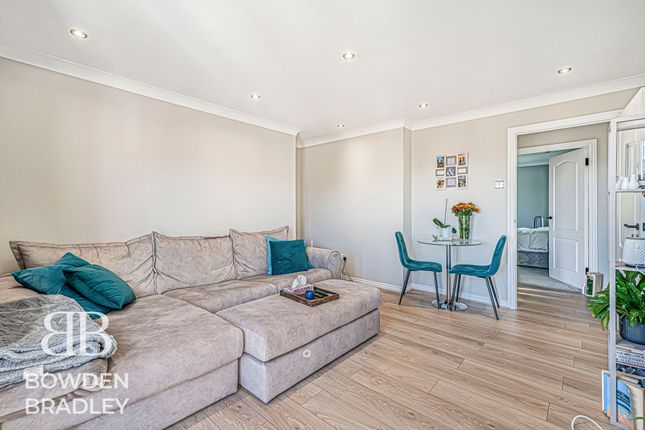 31 Ravenoak Way, Chigwell photo 3