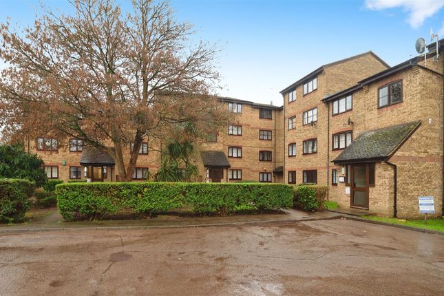 Flat for sale in Crest Avenue, Grays