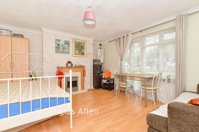 10, Rams Grove, Romford photo 4