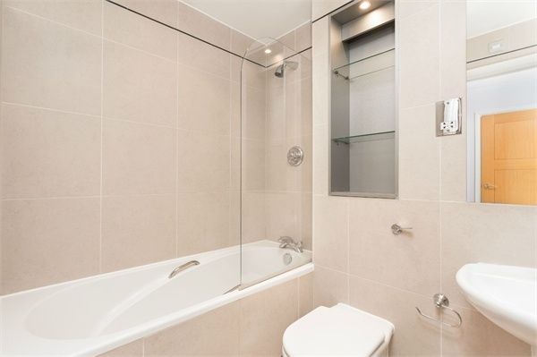 Flat to rent in Benbow House, 24 New Globe Walk, London