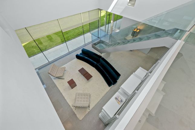 8, Albany Close, Surrey photo 4