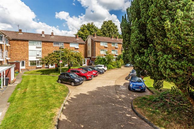 Thumbnail Flat for sale in Linden Court, Leatherhead