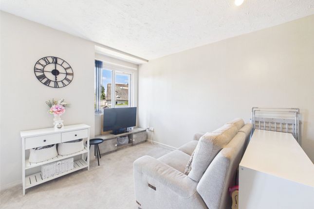 27, Woodford Court, Gloucester photo 2