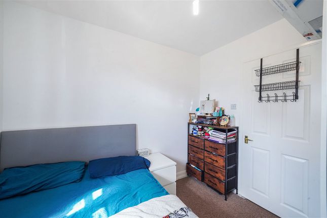 Flat to rent in Caravel Close, London