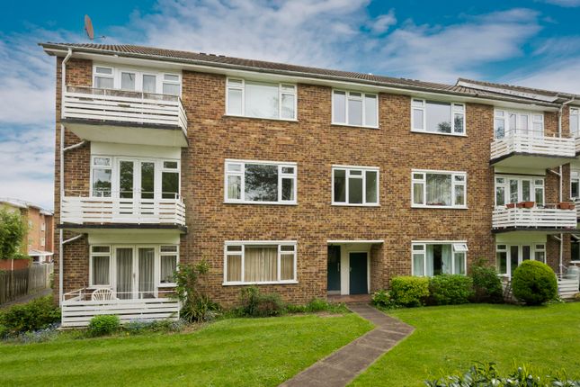 Flat to rent in Lindfield Gardens, Guildford, Surrey