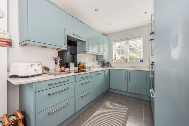 21 The Meadows, Chichester photo 2
