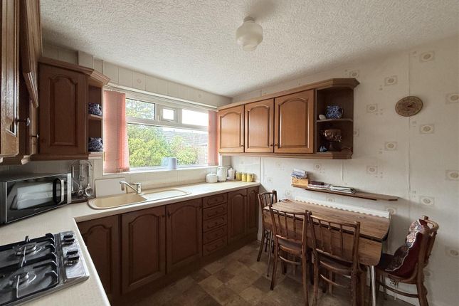 18, Beverley Close, Ashton-Under-Lyne photo 4