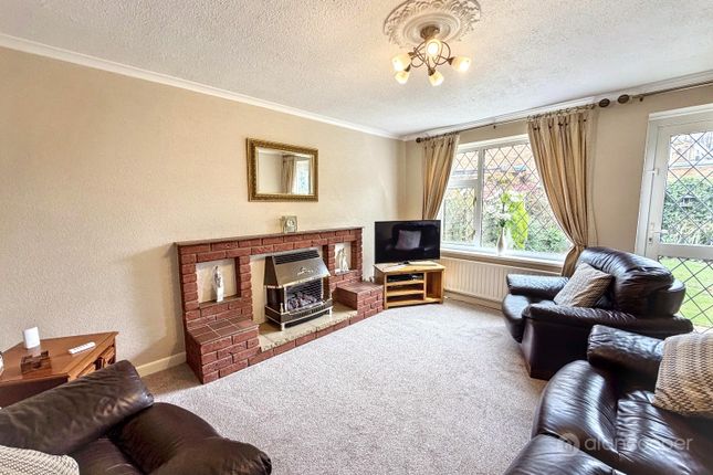 18 Hoarestone Avenue, Nuneaton, Warwickshire photo 2