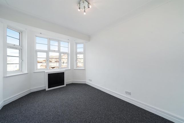 Flat to rent in College Crescent, London