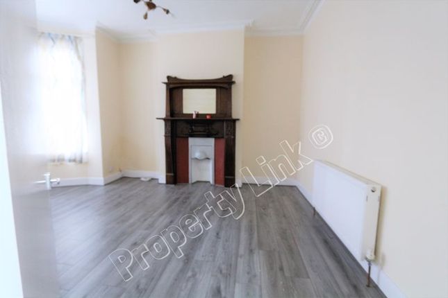 Thumbnail Flat to rent in 2 Bedroom Ground Floor Flat, Vaughan Gardens, Ilford