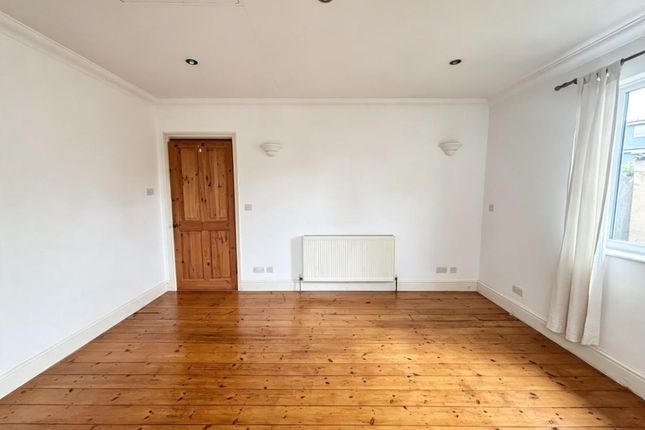 14A, Edward Grove, Barnet photo 2