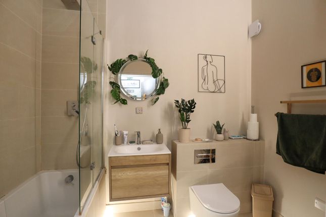 Flat 2, Sanctuary Heights, 1 Smitham Downs Road, Purley photo 4